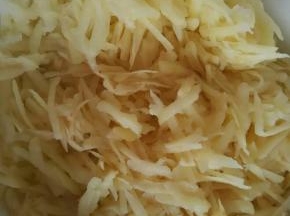 切好的土豆丝里加入十三香，鸡精，盐搅拌均匀，一定要顺着一个方向搅拌，这样入味儿