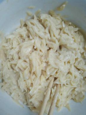 加入鸡蛋液和面粉搅拌均匀