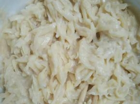 加入鸡蛋液和面粉搅拌均匀