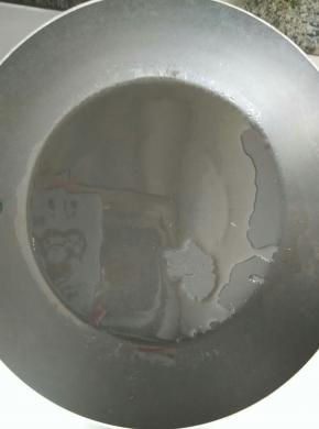 不粘锅里放少许油，开小火