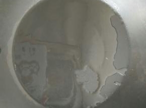 不粘锅里放少许油，开小火