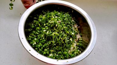 把菜全部切碎放盆里。