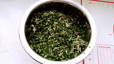 倒入香油拌匀(锁水)，再放盐、十三香拌匀调味备用。