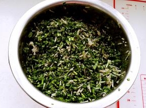 倒入香油拌匀(锁水)，再放盐、十三香拌匀调味备用。