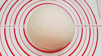 面粉倒盆里，放一点点盐，边倒水边用筷子搅成无干粉的面絮，用手和成三光面团，盖盖醒半小时左右，把面团揉光滑。(面粉：水=100：55左右，耳垂软硬度。)（我准备的面团多，只用一小部分就够了。）