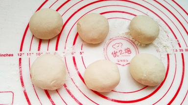 取一部分面团搓长长条，拽成小剂，分别揉圆备用。(一般一个面剂50克左右就可以，我这个是40克，擀的很薄。)