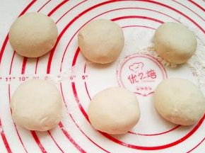 取一部分面团搓长长条，拽成小剂，分别揉圆备用。(一般一个面剂50克左右就可以，我这个是40克，擀的很薄。)