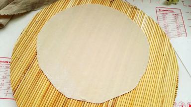 面皮放锅拍上。