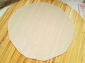 面皮放锅拍上。