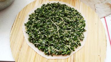 取适量调好的馅，用筷子扒平。