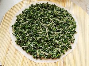 取适量调好的馅，用筷子扒平。