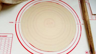 另外擀张同样大小的面皮(差不多就可以，面皮有延展性，小了拉拉)。