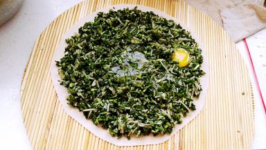 取一个鸡蛋磕个小口，均匀甩在菜上。(也可把鸡蛋磕碗里用筷子搅匀再均匀倒菜上。这样的蛋液少油清淡更营养。)(还可把蛋液炒熟冷凉切碎拌馅中，那样香些，但我喜欢少油清淡的。)