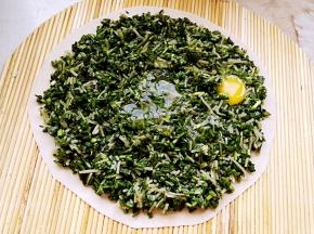 取一个鸡蛋磕个小口，均匀甩在菜上。(也可把鸡蛋磕碗里用筷子搅匀再均匀倒菜上。这样的蛋液少油清淡更营养。)(还可把蛋液炒熟冷凉切碎拌馅中，那样香些，但我喜欢少油清淡的。)
