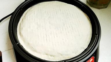 电饼铛双面预热后，放入菜馍坯双面加热烙制，直到两面微黄。（为了避免加热不均，中间的时候翻个面），这一步是不加油烙的，适合现在的清淡饮食要求。（这个菜馍烙时根据菜馍厚薄选择不同的按键，菜馍厚多烙会，薄了少烙会。）