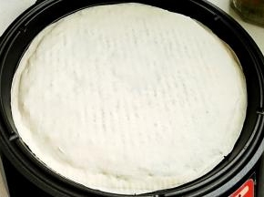 电饼铛双面预热后，放入菜馍坯双面加热烙制，直到两面微黄。（为了避免加热不均，中间的时候翻个面），这一步是不加油烙的，适合现在的清淡饮食要求。（这个菜馍烙时根据菜馍厚薄选择不同的按键，菜馍厚多烙会，薄了少烙会。）