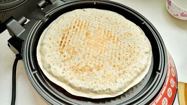 炕制两面焦花，炕好的菜馍。