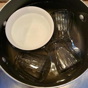 准备给器皿和使用的工具杀菌，找一个比较高点的锅，放入凉水，放入一会儿要用的玻璃瓶，小碗，勺子等等，进行杀菌。