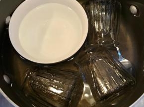 准备给器皿和使用的工具杀菌，找一个比较高点的锅，放入凉水，放入一会儿要用的玻璃瓶，小碗，勺子等等，进行杀菌。