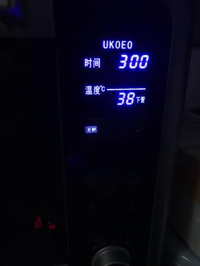 利用烤箱发酵温度发酵8小时，我的烤箱发酵温度实际略一点点偏高，正好是说明上43度左右的样子。