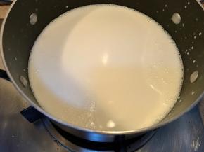 因为要做比较稠的牛奶，方便比较快的发酵，以及酸奶质地浓厚，可以先把牛奶煮一下，最小火开锅后煮个10来分钟，蒸发掉一些水分，等下发酵完的酸奶会更浓稠。