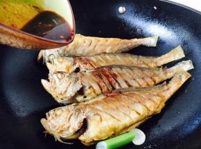 放入煎好的鱼，沿锅边转圈淋入碗汁。随后盖上锅盖儿。