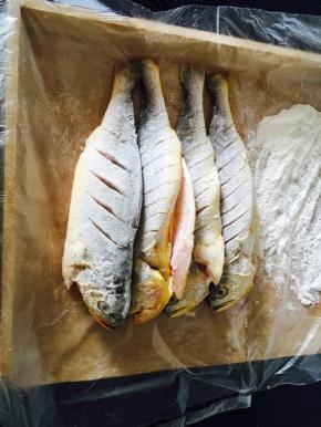 鱼的两面都蘸上面粉