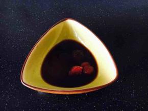 调制碗汁：天津甜面酱5g，腐乳3g，番茄酱2g，醋8g，白酒5g，生抽8g，白糖10g，老抽3g。