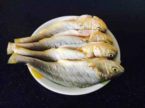 把鱼的两面都打上斜刀