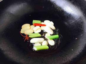 锅里留底油，放入葱姜蒜、八角、干辣椒爆香。