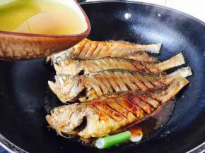 当闻到调料的香味时，打开锅盖儿，倒入凉水。
记住倒入的一定是凉水，这样熬出来鱼不腥气。