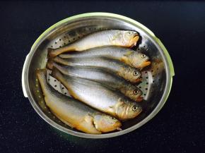 黄花鱼，刮鳞，去鳃，去除内脏，清洗干净，沥干水分。