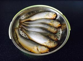 黄花鱼，刮鳞，去鳃，去除内脏，清洗干净，沥干水分。