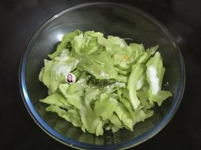 2. 把包菜撕成小块，加入适量的盐和芝麻油，用筷子搅拌均匀，放置包菜变软，使其入味，（这是最重要3步中的第1步）