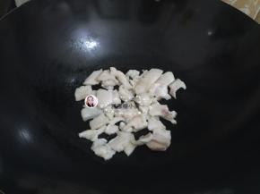 3. 热锅，小火把肥肉煸炒出猪油，这一步不可缺少，少了猪油和油渣那手撕包菜的口感就会大打折扣啦，（这是最重要3步中的第2步）