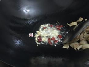 5. 用猪油把蒜头和干椒爆一下