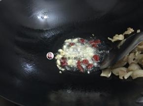 5. 用猪油把蒜头和干椒爆一下