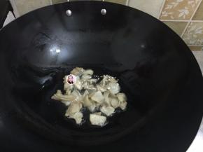 4. 把猪肉煸至金黄