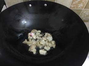 4. 把猪肉煸至金黄