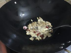 6. 再把油渣一起炒一炒