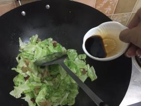 8. 加入陈醋再翻炒几下