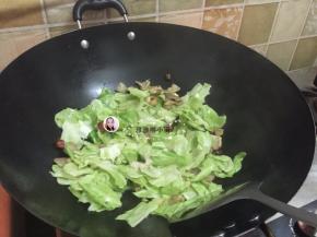 7. 这时可以把软化了的包菜倒进炒锅中翻炒，软化了的包菜很容易熟，所以不能炒太久