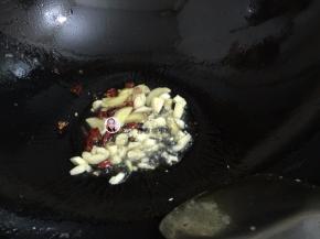 3. 把油盛出，剩少许即可，把花椒，干辣椒，姜，蒜，先爆香，炒一炒