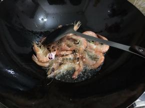 2. 烧锅热油，把虾过油，炸一炸，炸的过程最好用个盖子盖着，防止溅油，大概炸三分钟就好，炸好把虾盛出