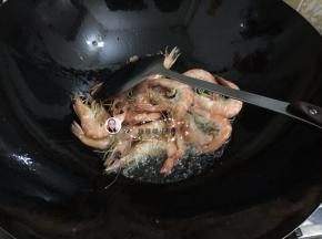 2. 烧锅热油，把虾过油，炸一炸，炸的过程最好用个盖子盖着，防止溅油，大概炸三分钟就好，炸好把虾盛出