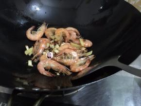 4. 把虾倒进炒锅翻炒