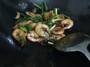 8. 加入葱翻炒