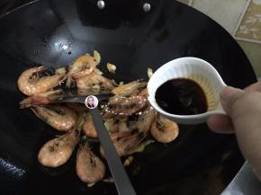 6. 加入蚝油和生抽，翻炒均匀