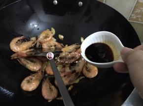 6. 加入蚝油和生抽，翻炒均匀