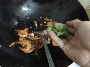 7. 加入罗勒，再稍稍翻炒